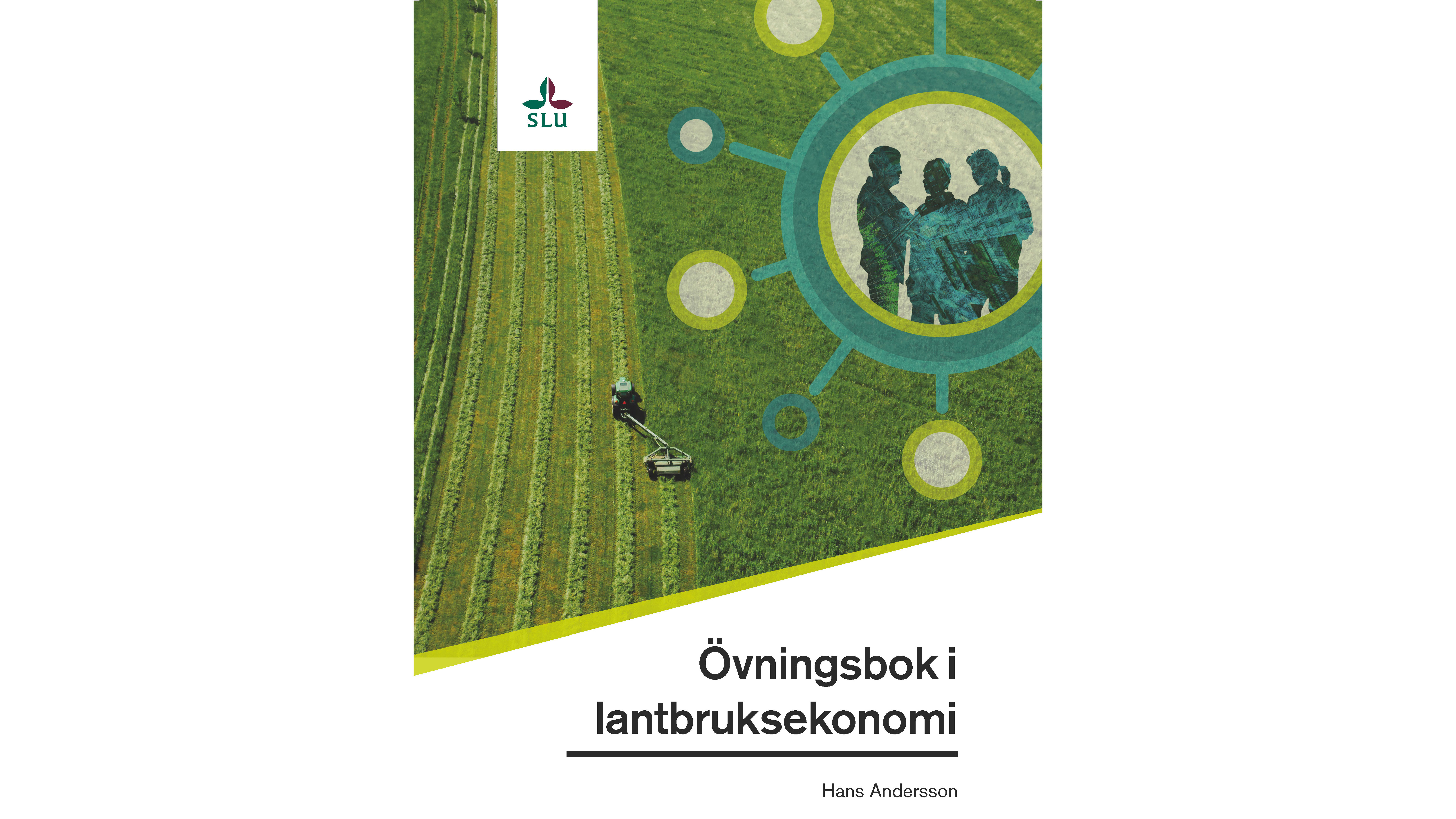 Grönt fält med slåttermaskin