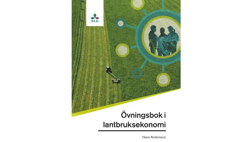 Grönt fält med slåttermaskin