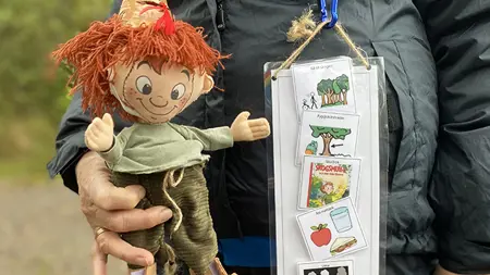 Handdockan Mulle och bildstöd hjälper barnen att förbereda sig för utflykten.