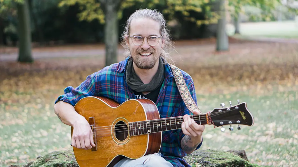 En man med en gitarr