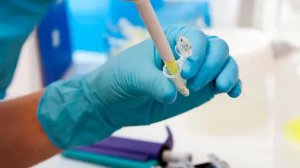 Foto av pipettering i lab.