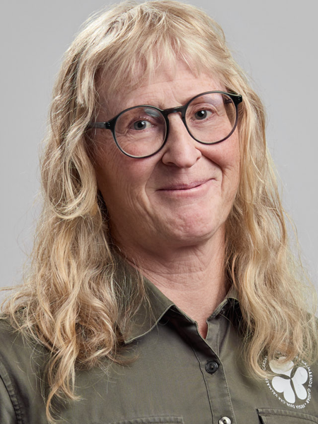 Porträtt på en kvinna med blont hår.