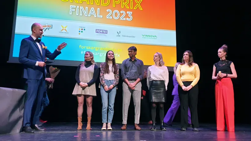 The comedian and "På spåret" winner Fritte Fritzon hosted the final. The competitors, from left: Emelie Crafoord, Luleå Technical University, Johanna Mayer, Karolinska Institutet, Kishore Vishwanathan, Swedish University of Agricultural Sciences, Charlotte Sylvander, Halmstad University, Karin Bergman Rimbe, Mälardalen University, and Sofie Mohlin, Lund University.