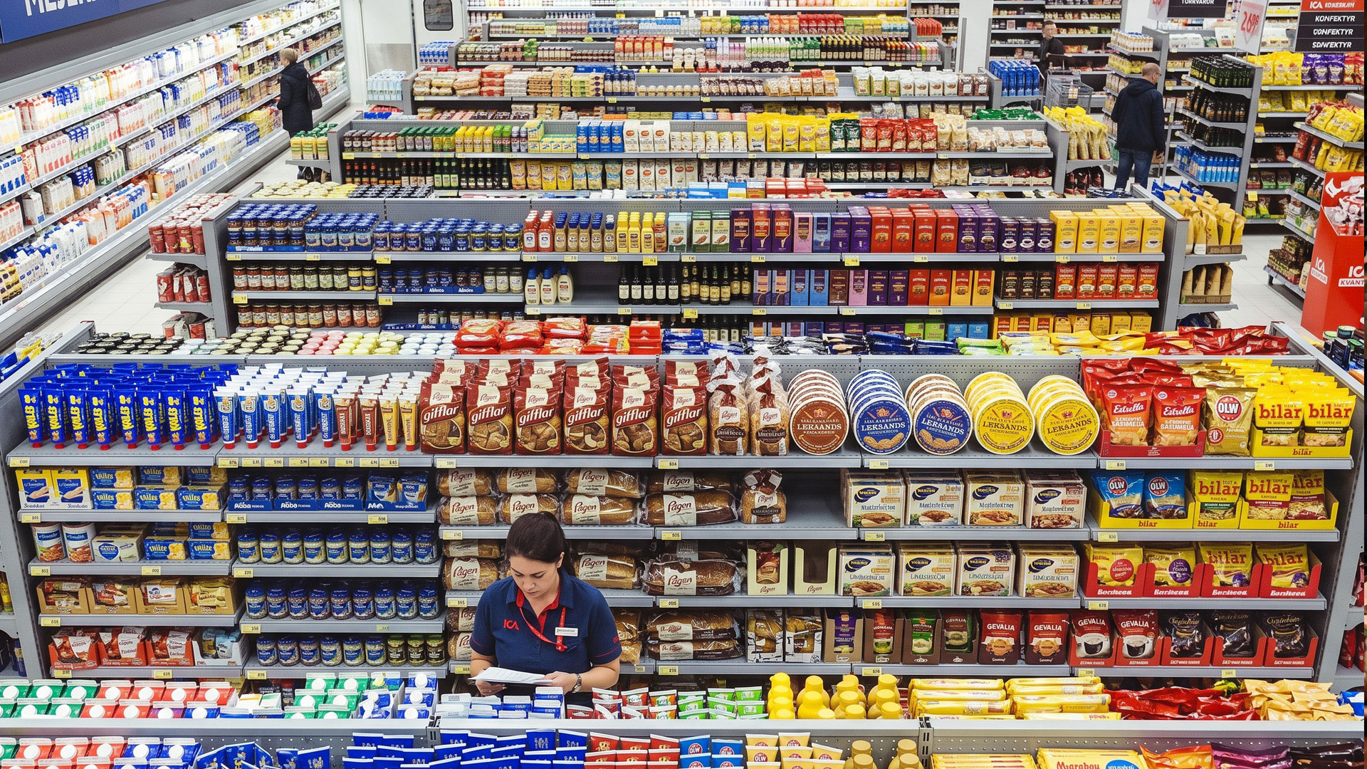 Rader med livsmedelsprodukter i en butik. Ai-genererat foto.