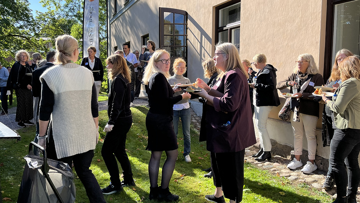 Minglande personer utanför Smedjan