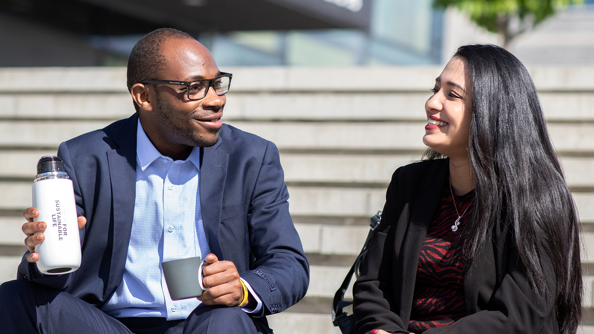 Two students having a conversation. Photographer Johan Wahlgren