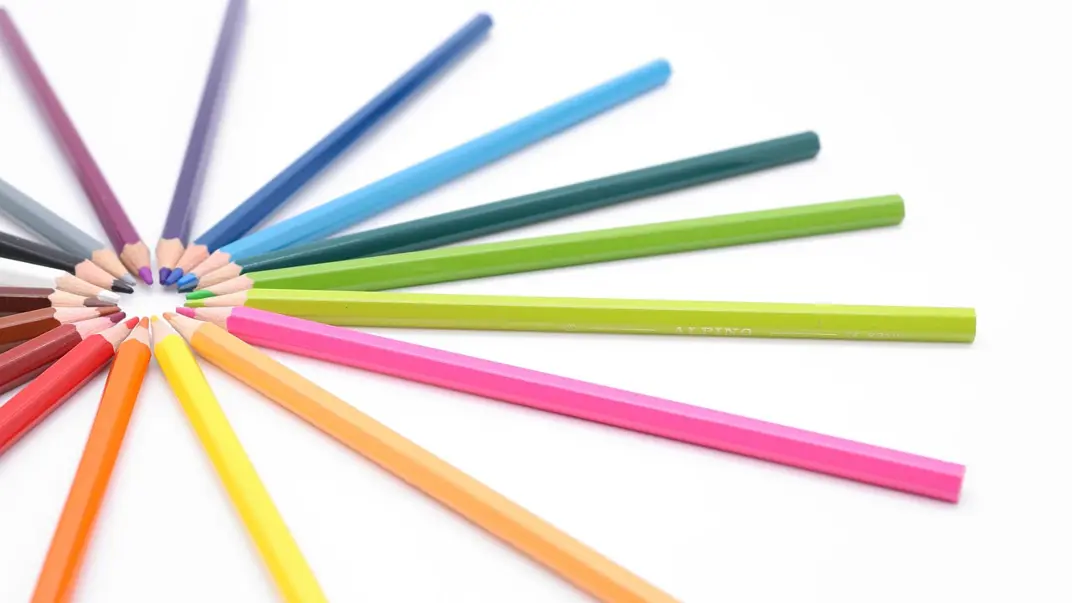 Colouring pens placed in a circle. Photo.