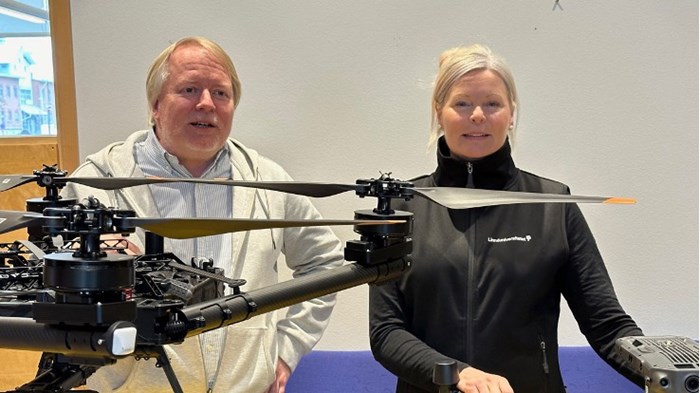 Två personer med drönare
