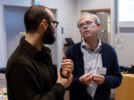 två personer pratar