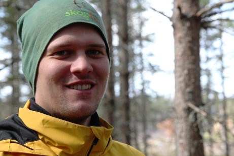 man med mössa i skogen