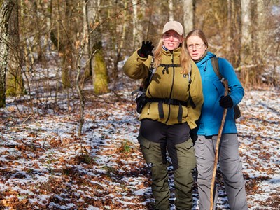 två studenter ute i skogen