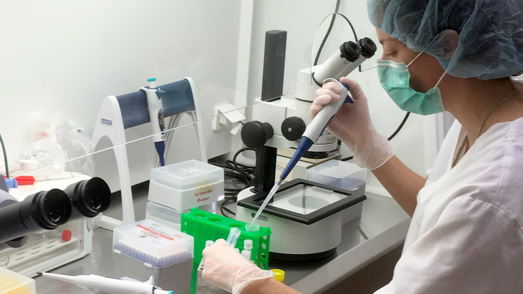 En forskare som genomför laborationsarbete. Foto.