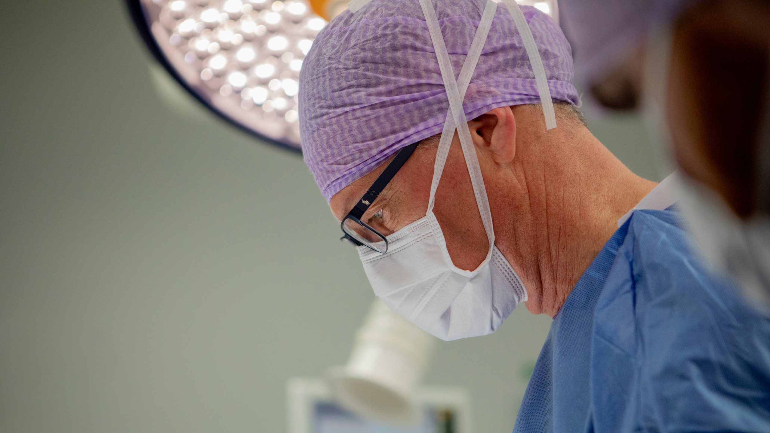 A man in surgical clothing. Photo.