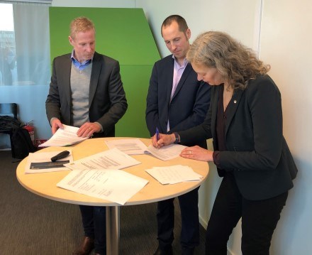 Peter Bohman, Akademiska hus, Erik Pelling, Uppsala kommun och Maria Knutson Wedel, SLU undertecknar marköverenskommelsen. (Foto: Ulrika Borg/SLU)