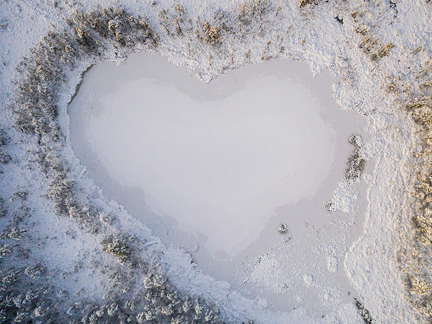 En liten frusen sjö i formen av ett hjärta