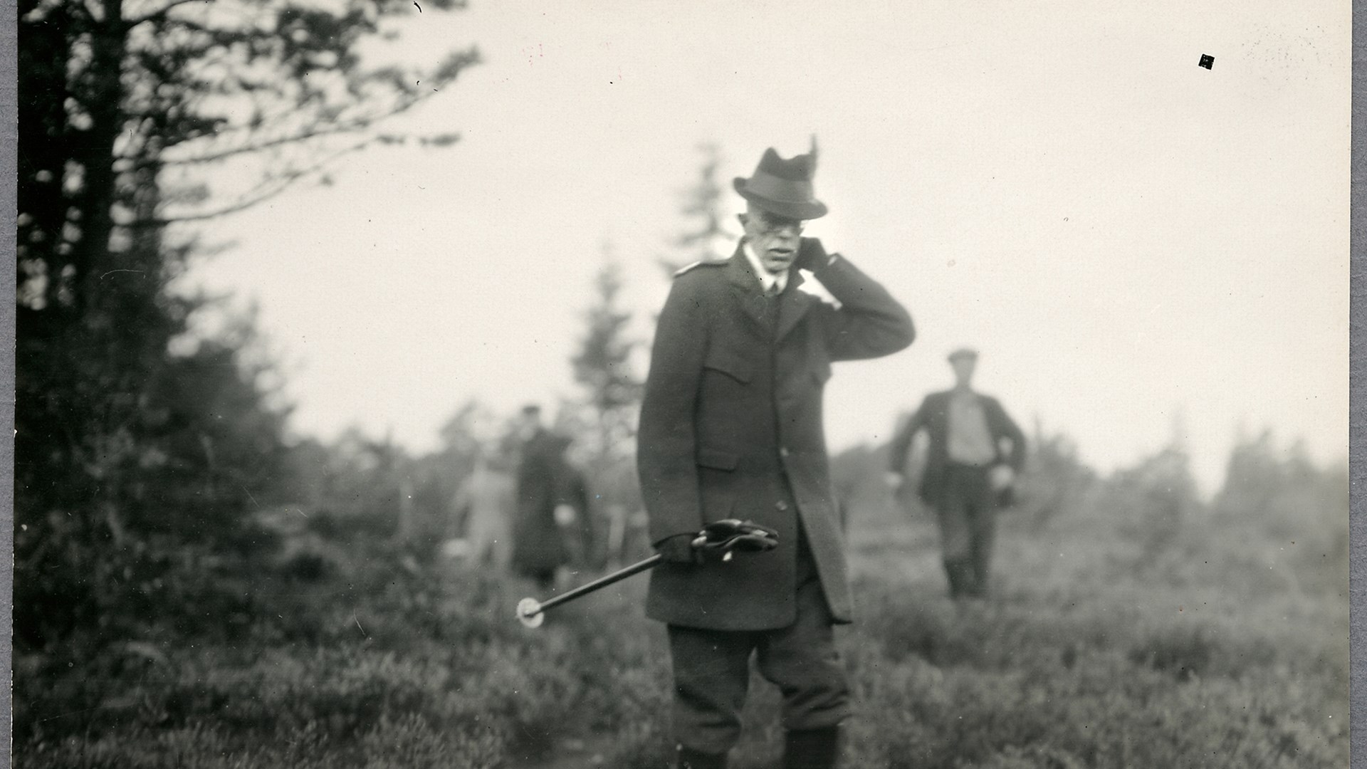 Svartvit bild av Kung Gustav V på älgjakt 1928 