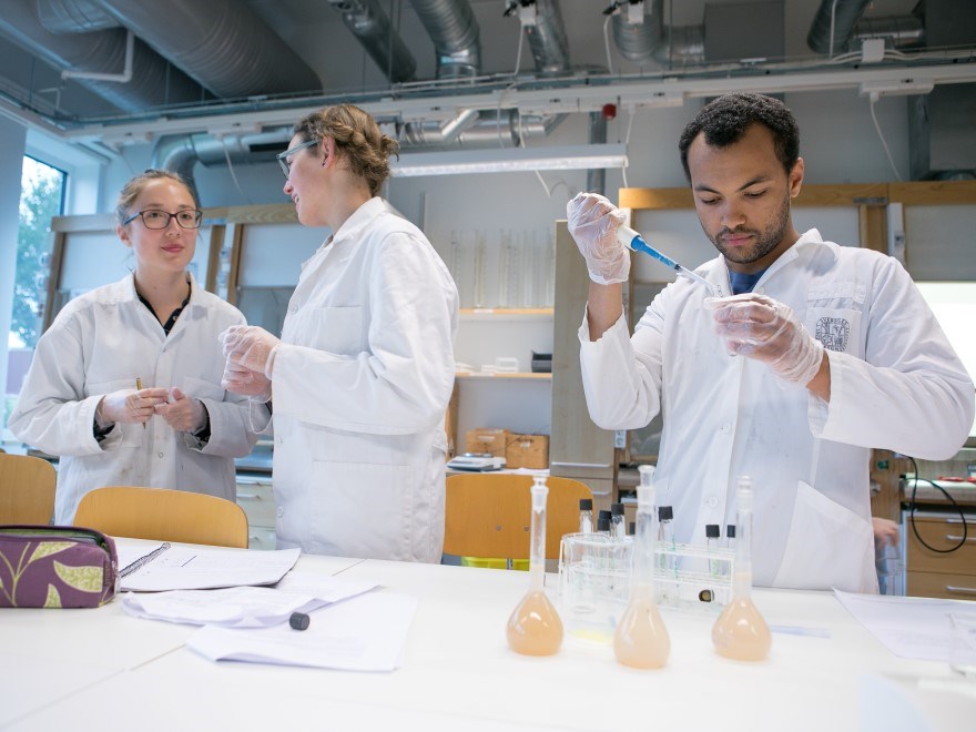 Studenter i ett laboratorie