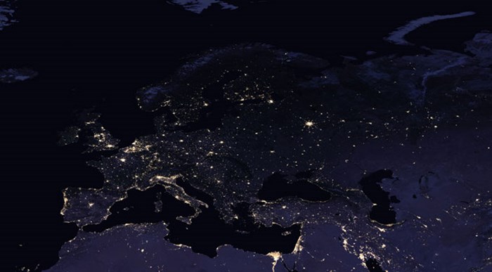 Europa från ovan på natten. Foto.