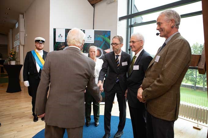 Kung Carl XVI Gustaf anländer till SLU Uppsala för att ta del av föreläsningen av Keith Paustian, innehavare av H.M. Konungens professur i miljövetenskap, skakar hand med talarna vid eventet, Keith Paustian, Thomas Kätterer, Mattias Lundblad och Jennie Barron. Foto.