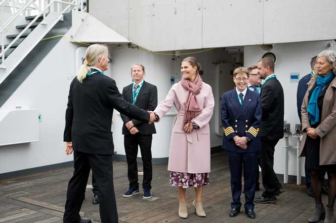 Namngivning av SLU:s nya forskningsfartyg R/V Svea i Lysekil i närvaro av H.K.H. Kronprinsessan Victoria. Kronprinsessan hälsar på Mattias Sköld, forskare vid Institutionen för akvatiska resurser. Foto.