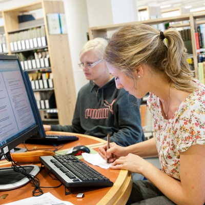 Studenter i SLU-bibliotek. Foto.