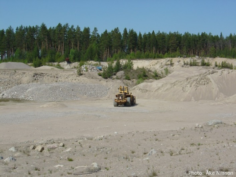 En traktor i ett grustag, foto.