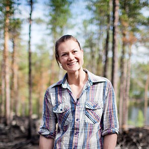 Porträtt av Heidi Andersson i skog. Foto: Beatrice Lundborg, DN