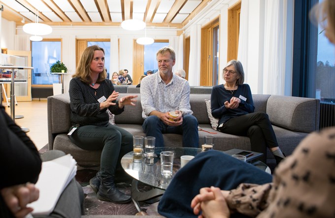 Anke Fischer sittande bland andra människor i en gruppdiskussion. 