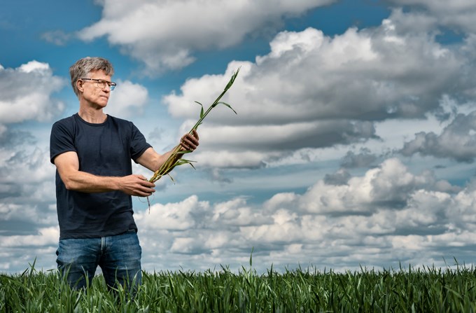 Picture of professor Göran Bergström standing on a field.