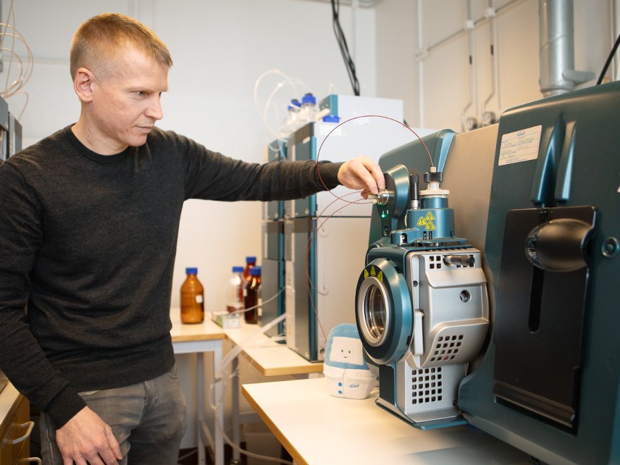Lutz Ahrens i labbet med apparatur för vätskekromatografi
