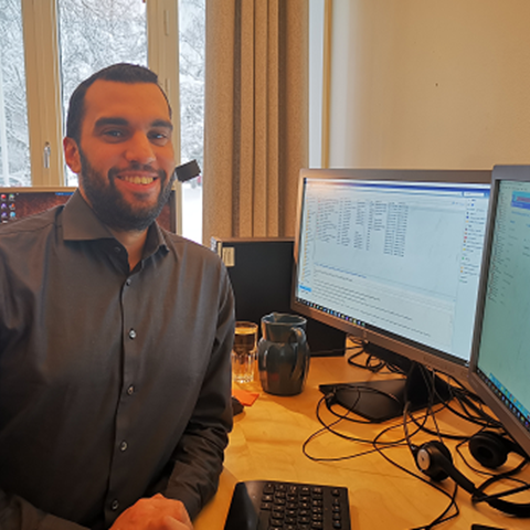 Systemadministratör Mohamed Amin Kaafar sitter vid sitt skrivbord, foto