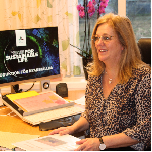 Personaladministratören Susanne Lindwall sitter vid sitt skrivbord, foto