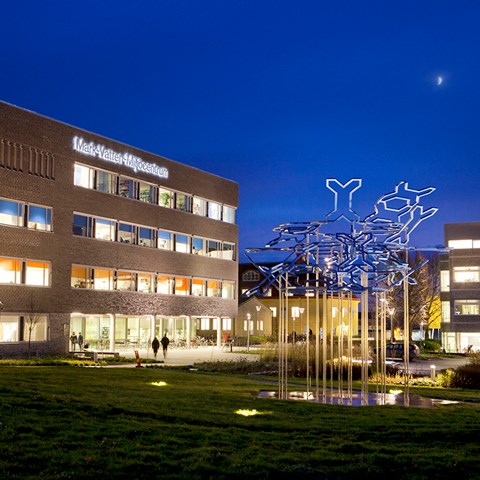 Kvällsbild av Mark-vatten-miljöcentrum. Foto.