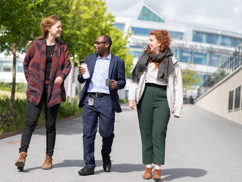 Studenter som går på campus. Foto.