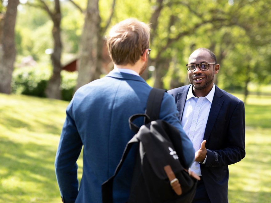 Two alumni talking to each other, image.