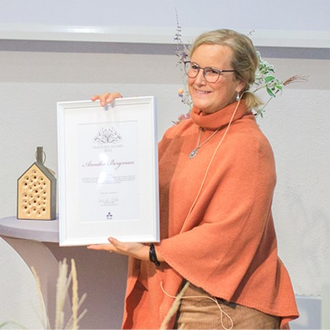 Årets SLU-alumn Annika Bergman mottager sitt pris. Fotograf: Mårten Svensson