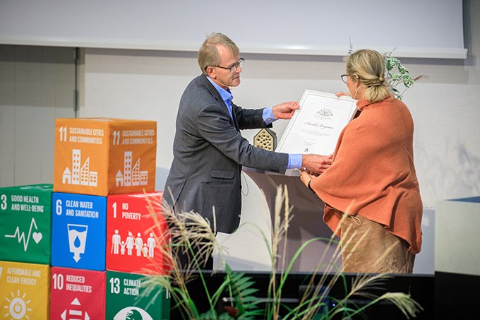 Pär Forslund handing the diploma to SLU alumna of the year Annika Bergman. Photographer: Mårten Svensson.