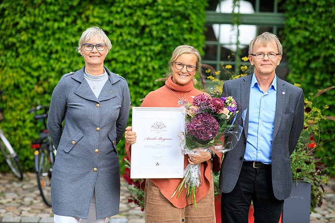 Årets SLU-alumn Annika Bergman, dekan Christina Lunner Kolstrup och prorektor Pär Forslund. Foto: Mårten Svensson