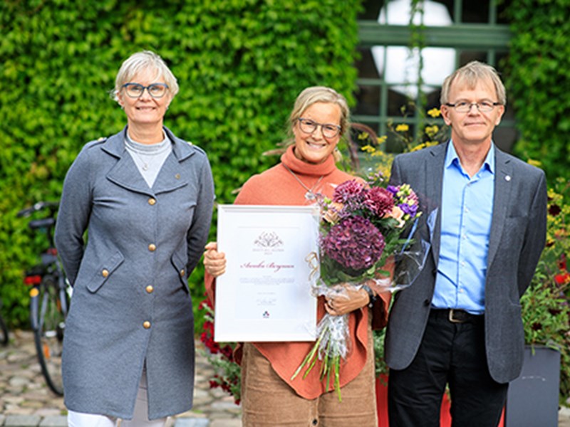 Årets SLU-alumn Annika Bergman, dekan Chrstina Lunner Kolstrup och prorektor Pär Forslund.