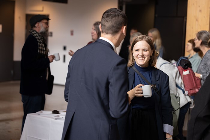 Emma Haglund, ULS ordförande 2023 deltar i mingel. Foto: Johan Wahlgren.