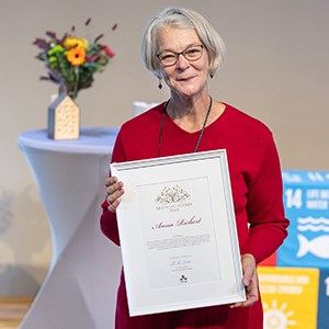 Anna Richert receives award as SLU Alumna of the year 2023. Photo: Johan Wahlgren.