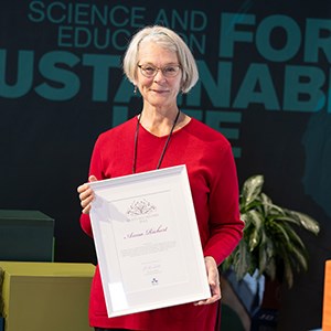 Anna Richert får priset som årets SLU-alumn 2023. Foto: Johan Wahlgren.