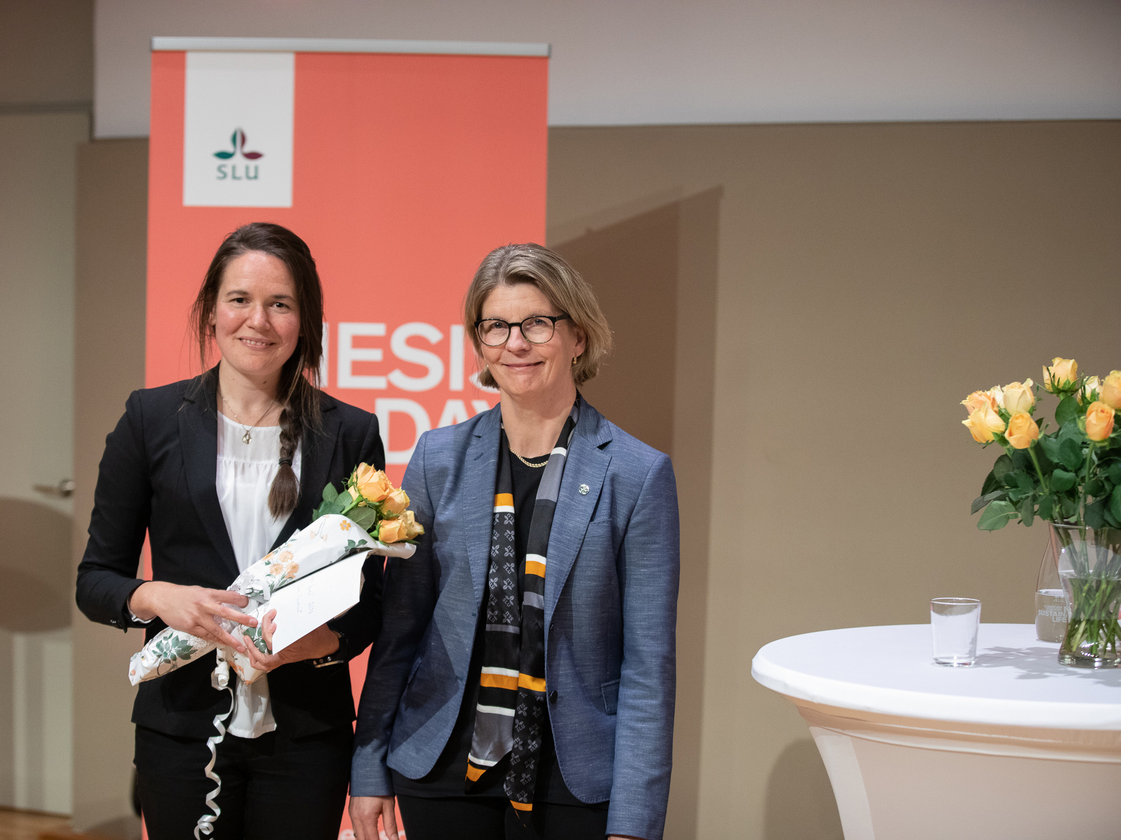 Alumnus of the Year Elin Olofsson and Karin Holmgren, depyty vice-chancellor at SLU. Photographer: Johan Wahlgren.