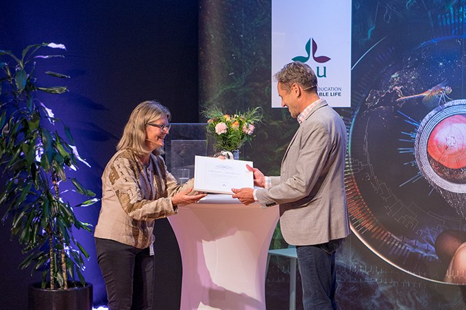 SLU's deputy vice chancellor  awards the prize to Svante Axelsson 