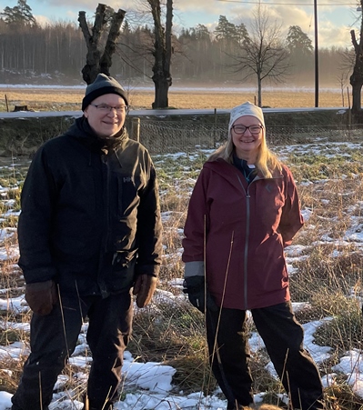 Per-Olof Lundquist och Anna Westerbergh bland sina  fältförsök på Torsåker gård. Foto: Valentin Picasso.