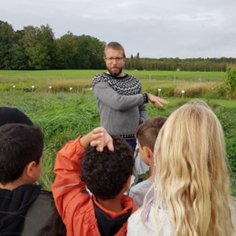 Mattias Jonsson guidar en skolklass på besök på Ultuna. Foto: Anna Lundmark
