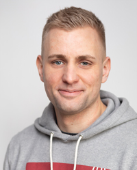 Portraitphoto of a man indoors. Photo.