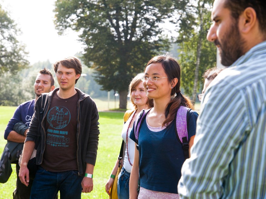 studenter i en park. foto