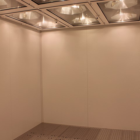 Photo climatized room with artifical light.