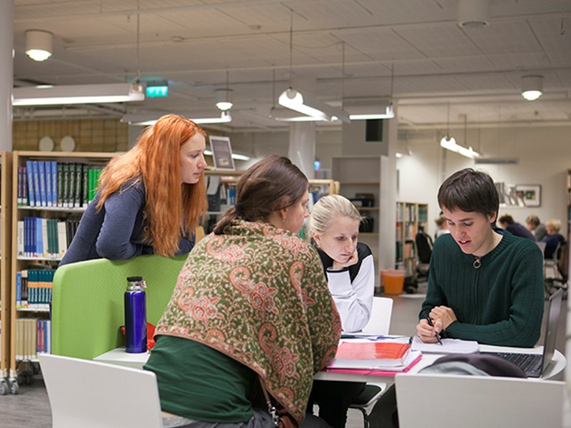 Studenter i biblioteket. 